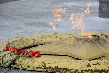 Парламентарии возложили цветы к Вечному огню